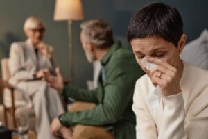 mujer llorando sesion terapia pareja 236854 57251 (1)